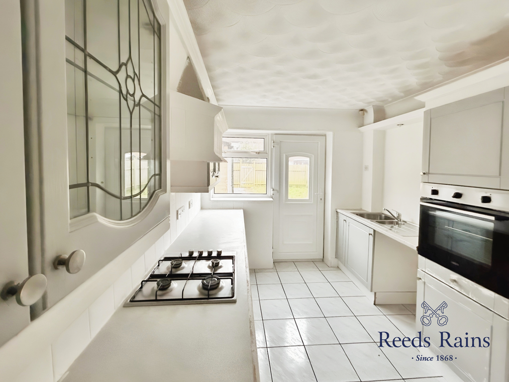 Property photo 3 of 12 Kitchen