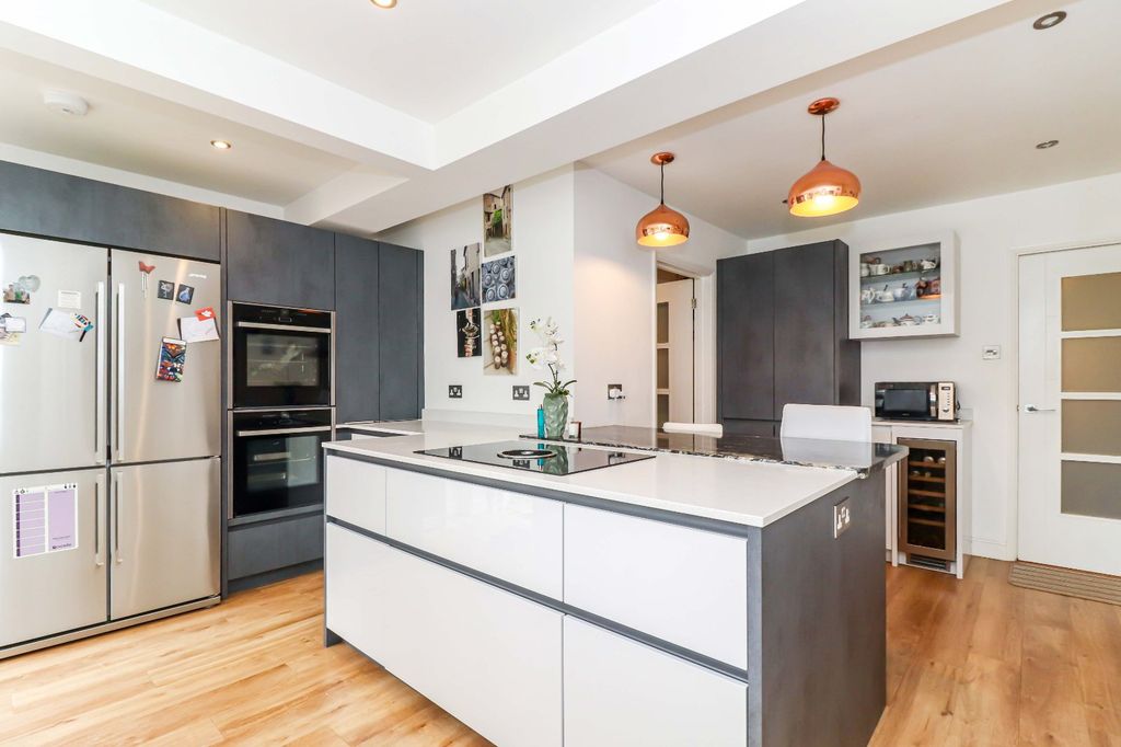 Property photo 2 of 21 Kitchen Breakfast