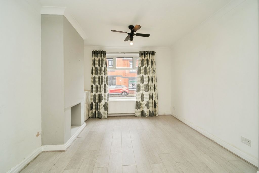 Property photo 3 of 15 Lounge