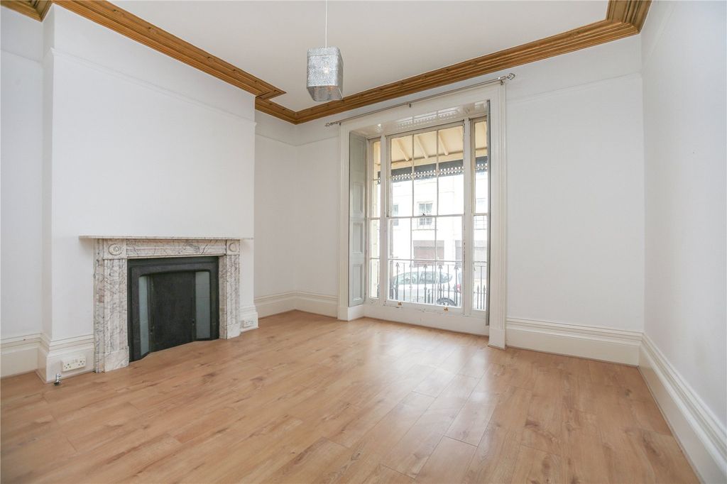 Property photo 3 of 11 Picture No. 18