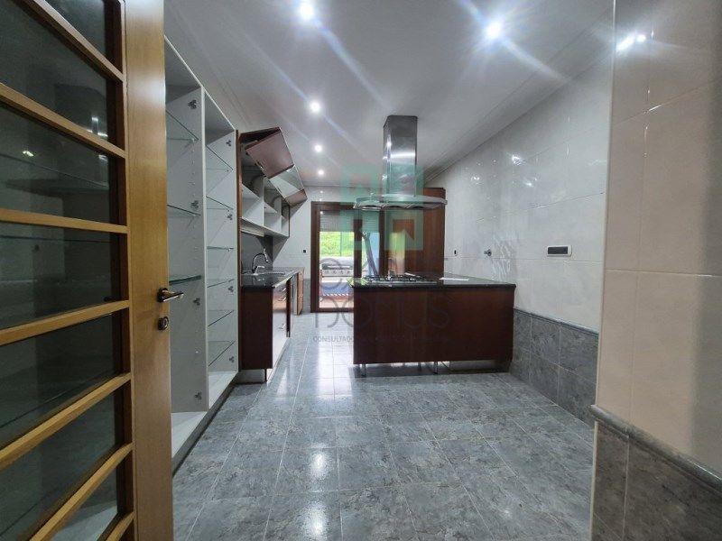 Property photo 2 of 35