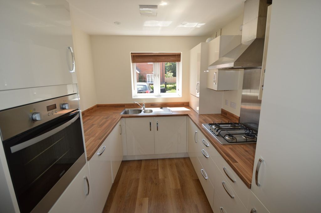 Property photo 2 of 9 Kitchen Property To Let In Clanfield