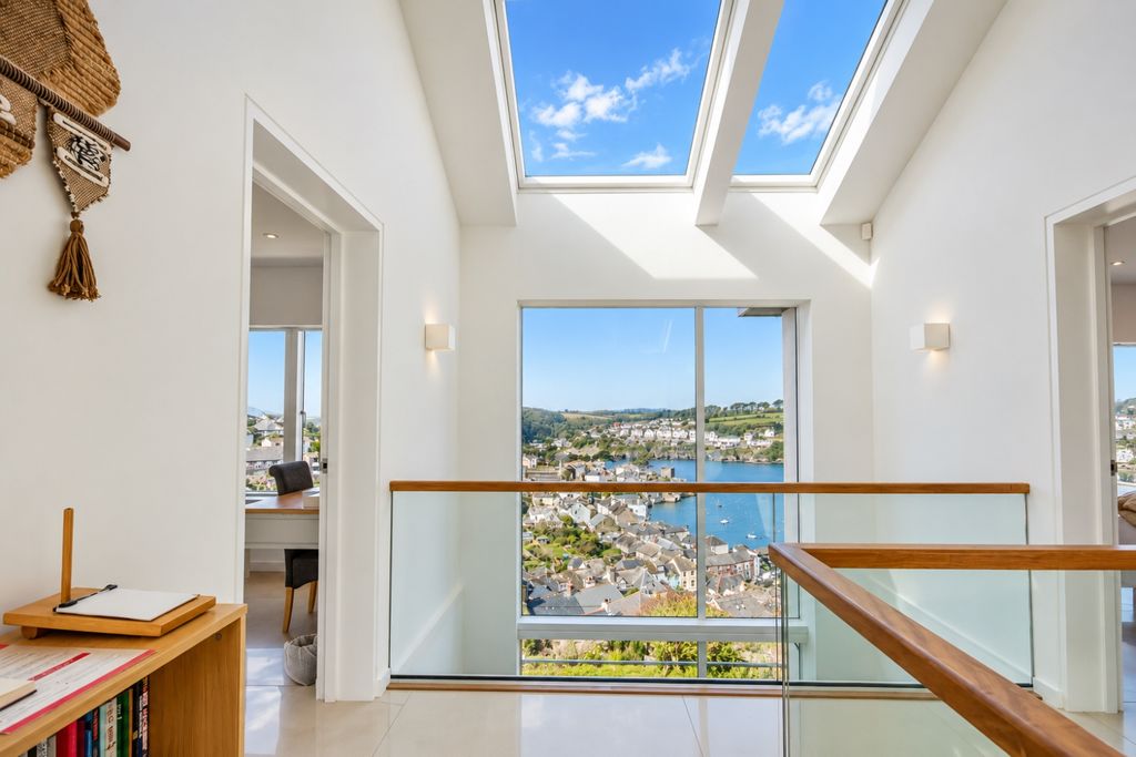 Property photo 3 of 19 Galleried Landing