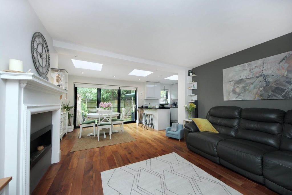 Property photo 3 of 17 Disraeli Rd