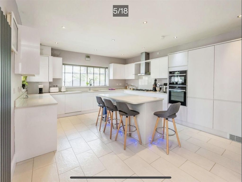 Property photo 2 of 17 A747110c-Eda7-429E-B871-d8546d34B7B2.Jpeg