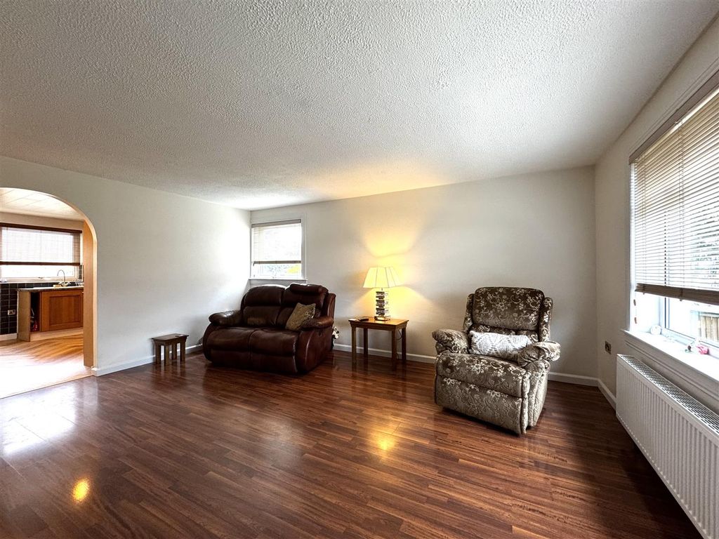 Property photo 3 of 20 Lounge