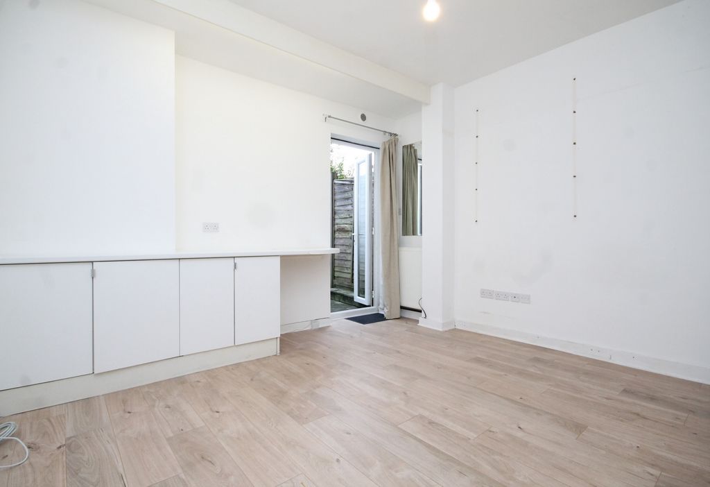 Property photo 1 of 3 Studio