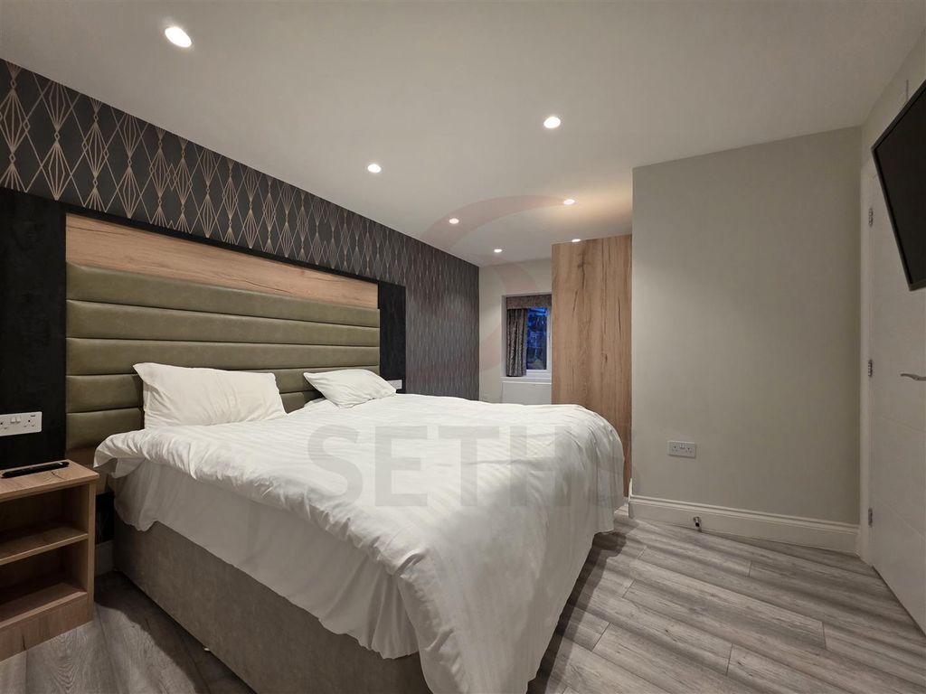 Property photo 3 of 9 Bedroom