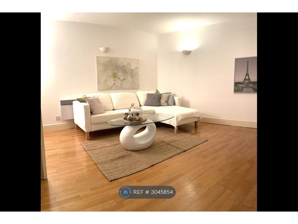 Property photo 1 of 7 Living Room