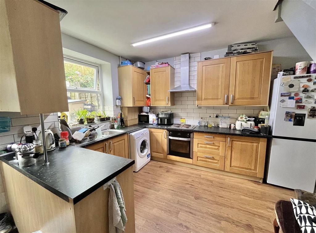 Property photo 2 of 7 Kitchen