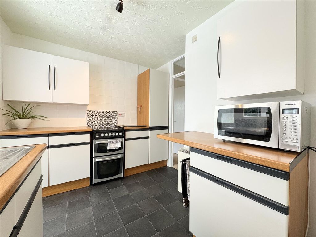 Property photo 3 of 17 Kitchen