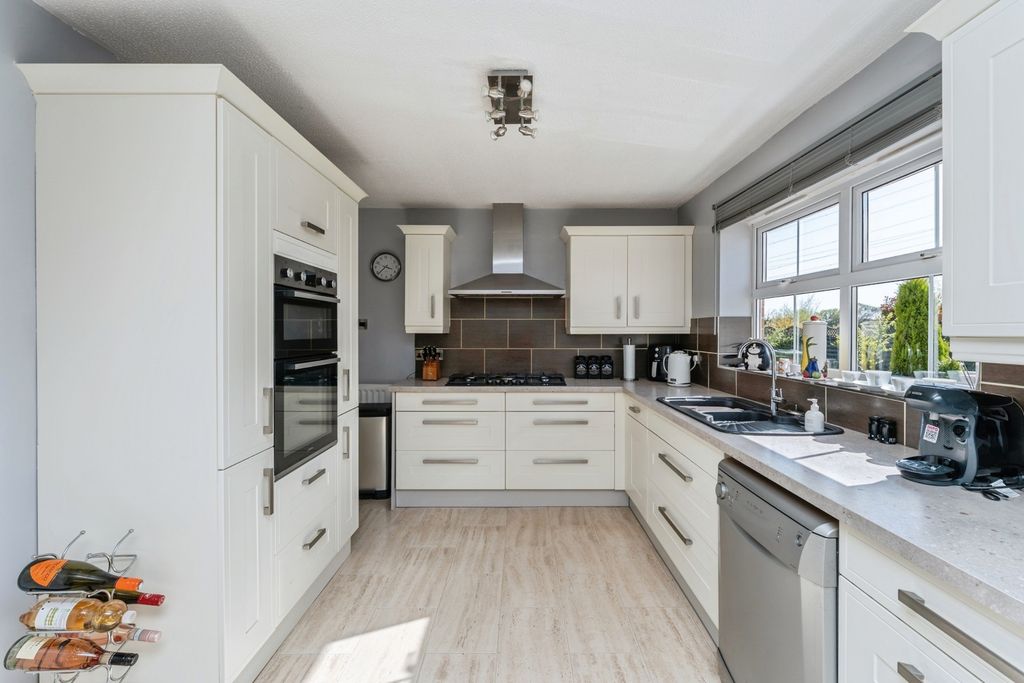 Property photo 3 of 16 Kitchen