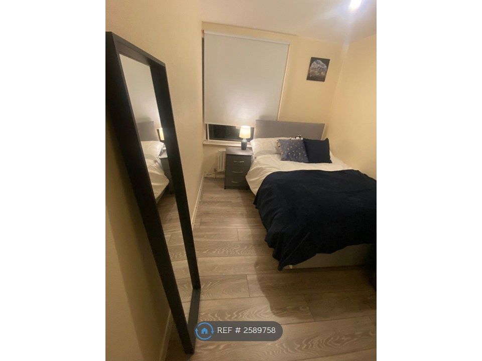 Property photo 2 of 10 Room 3 (£750) Pcm