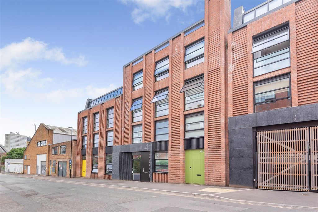 Property photo 1 of 15 8652869-Exterior06.Jpg