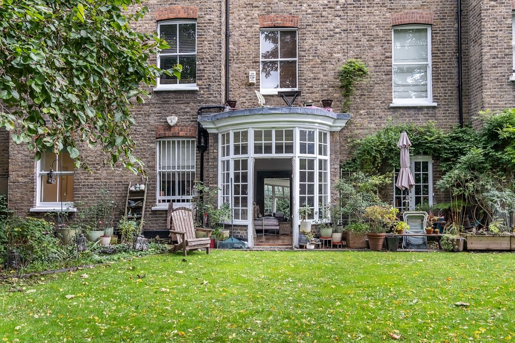 Property photo 2 of 12 Communal Gardens