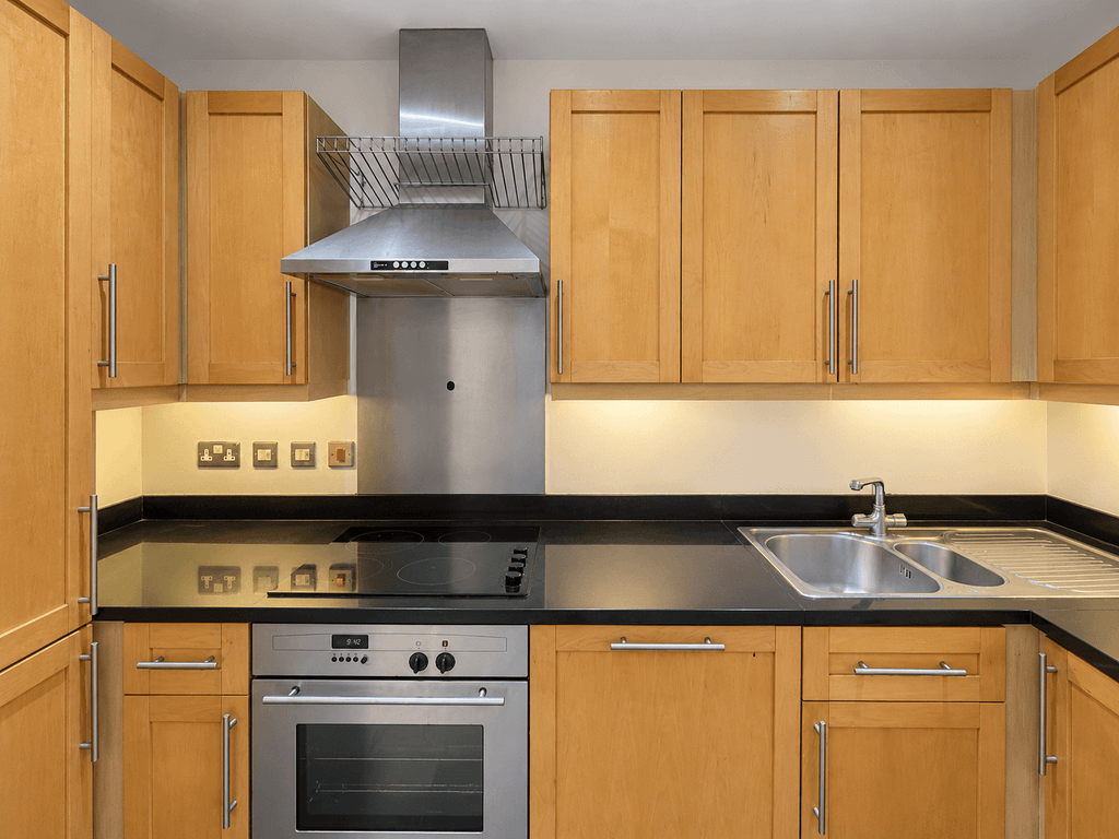 Property photo 3 of 9 Bright, True-To-Life Fitted Kitchen