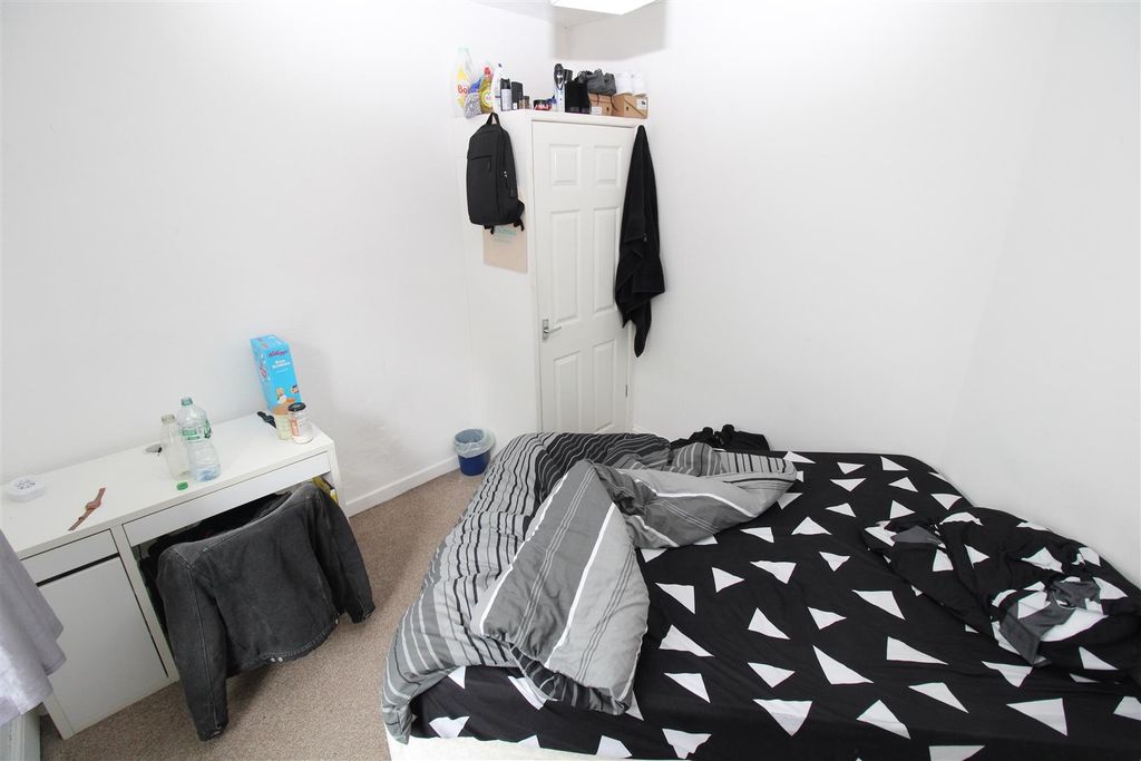 Property photo 2 of 4 Bright Bedroom With Double Bed And Desk Space...