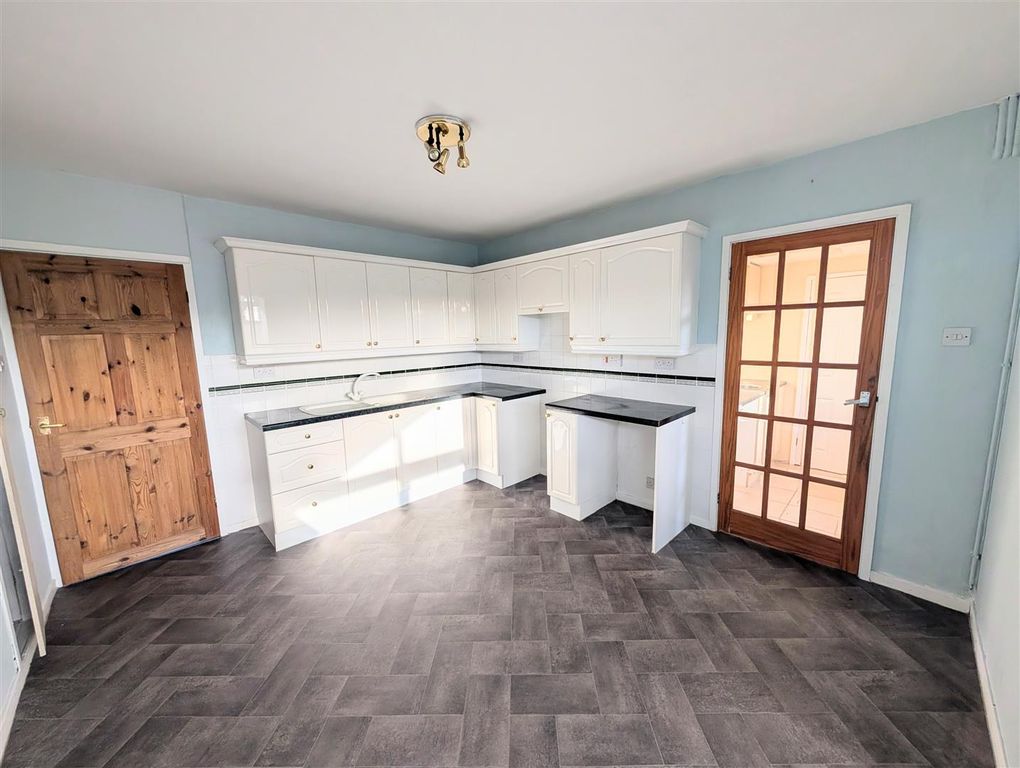 Property photo 3 of 14 Kitchen Area