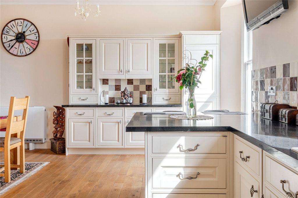 Property photo 2 of 34 Picture No. 25