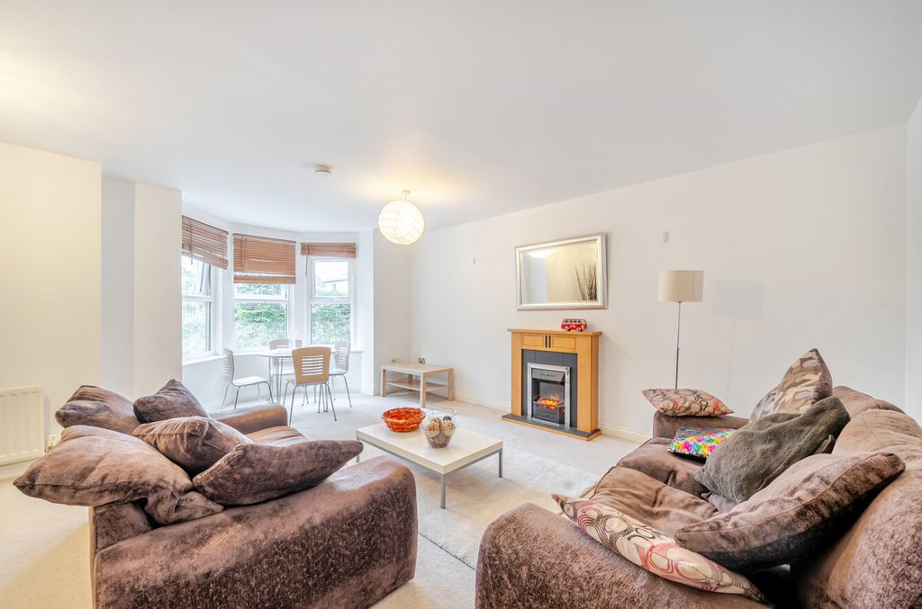 Property photo 3 of 11 Lounge