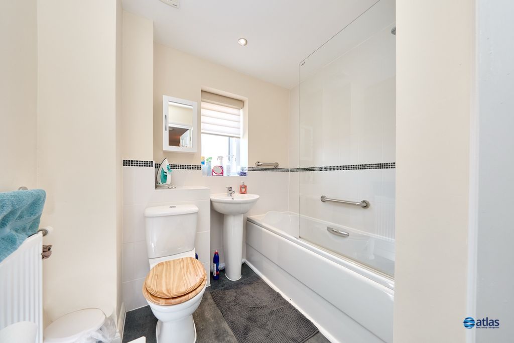 Property photo 3 of 17 Main Bathroom