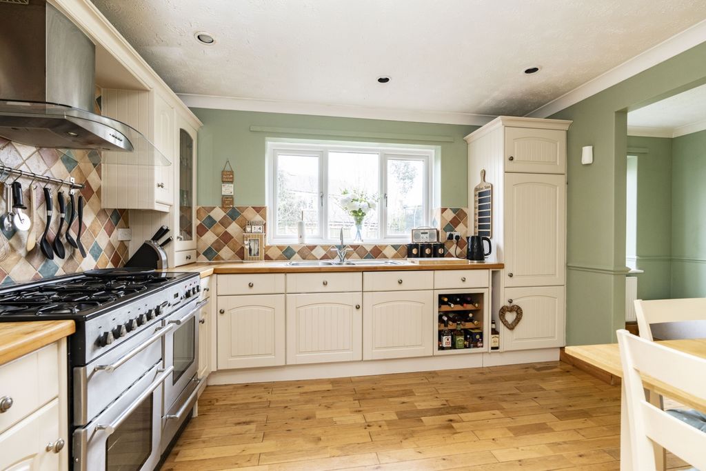 Property photo 3 of 27 Kitchen