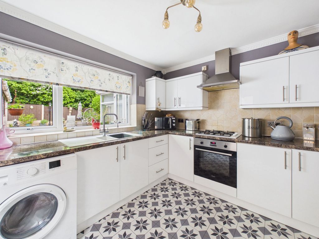 Property photo 3 of 17 Kitchen