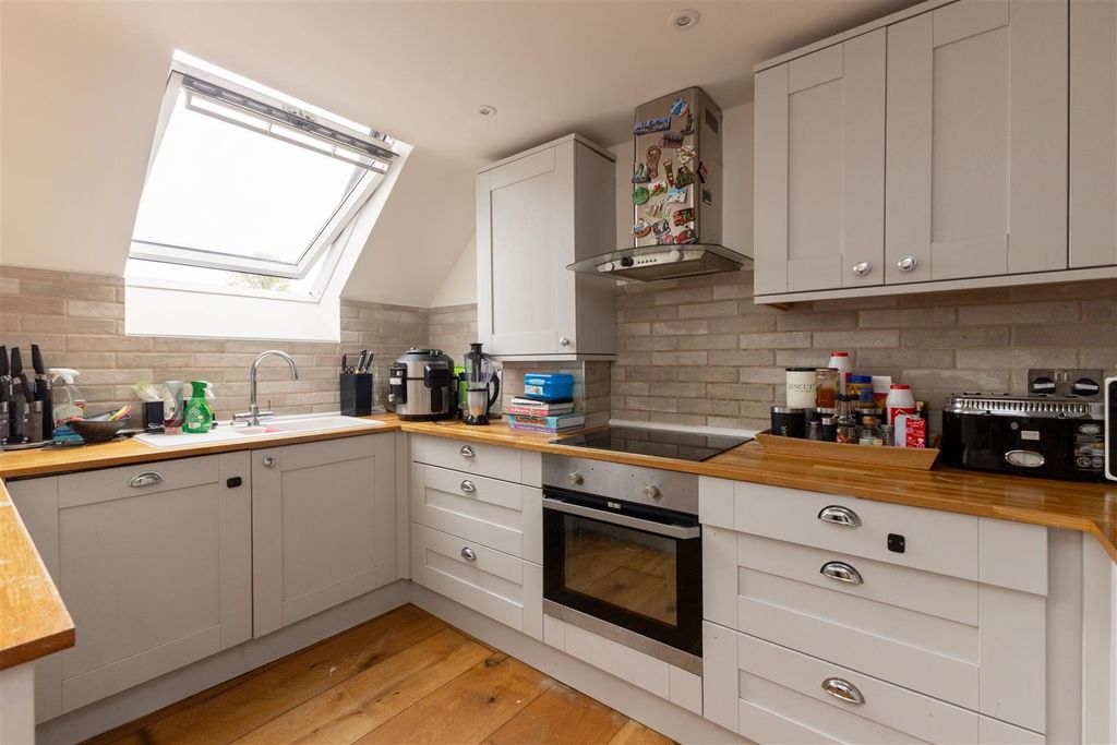 Property photo 2 of 11 Kitchen