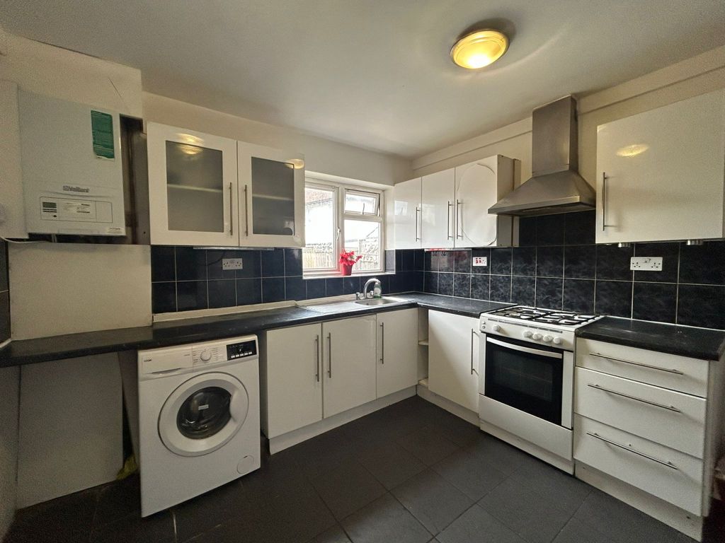 Property photo 1 of 9 3 Bed Semi-Detached House To Rent Long Walk, New Malden Kt3