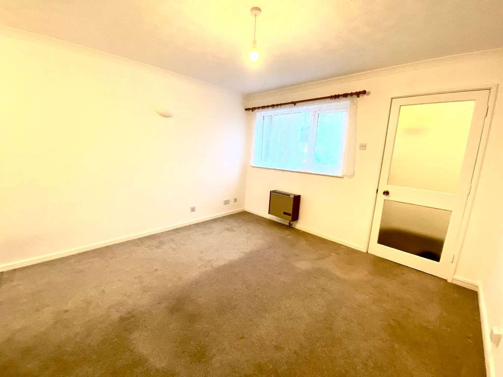 Property photo 3 of 6 Lounge
