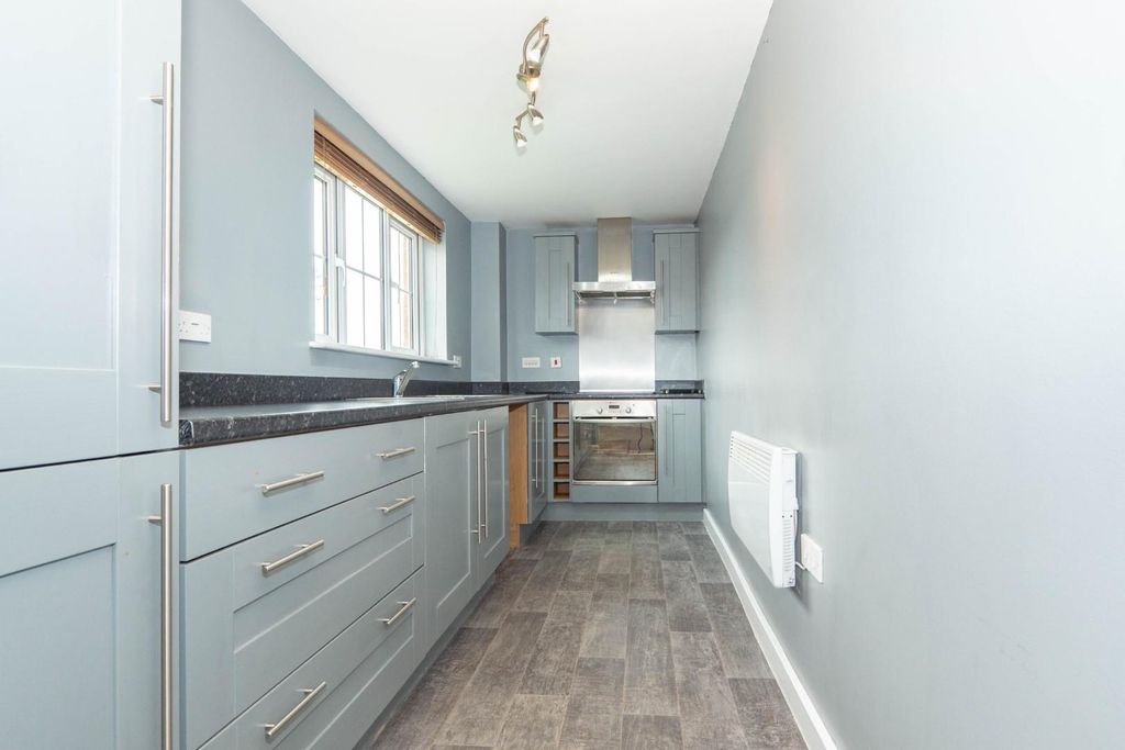 Property photo 3 of 17 Kitchen