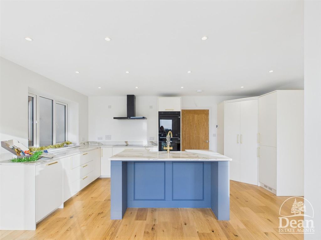 Property photo 3 of 34 Kitchen / Diner