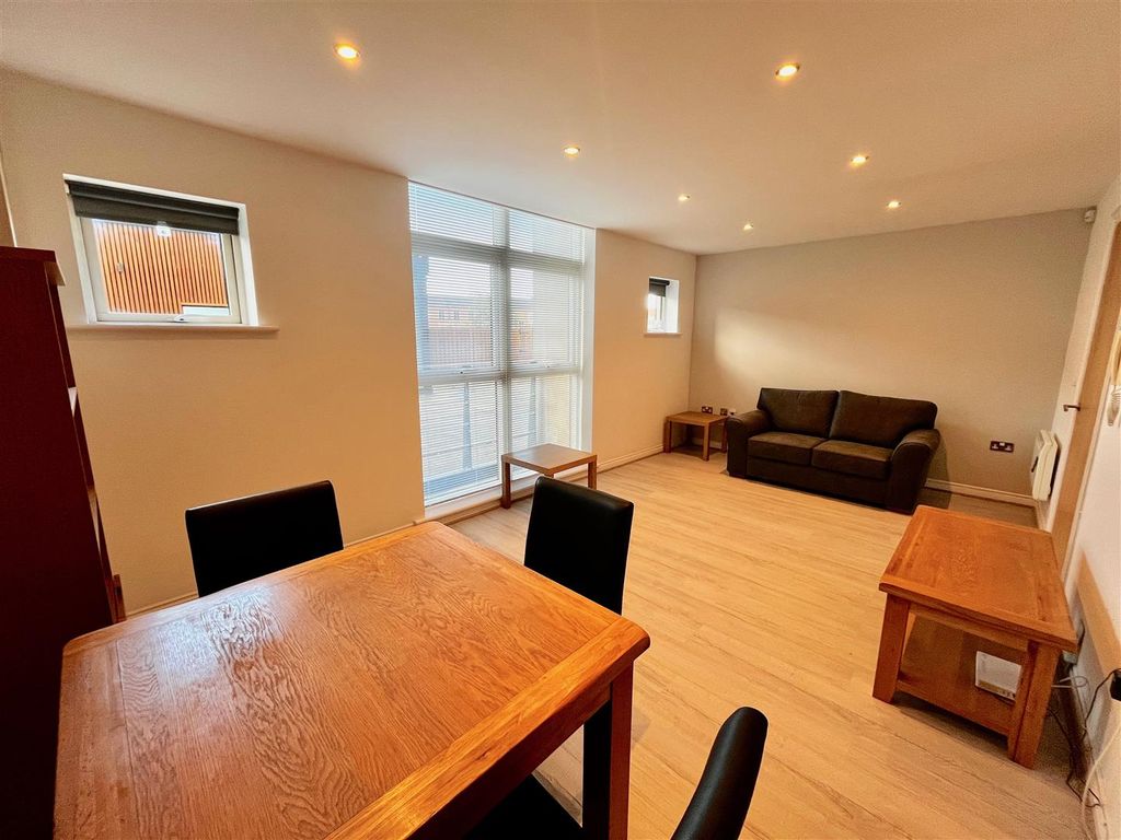 Property photo 3 of 12 Lounge