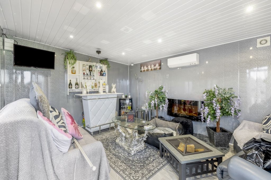 Property photo 2 of 27 3 Newlands Road (Surfleet)-17