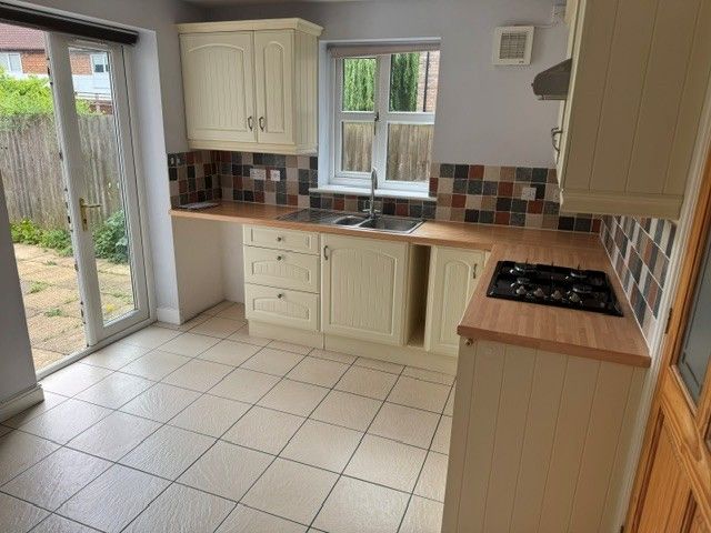Property photo 3 of 11 Kitchen