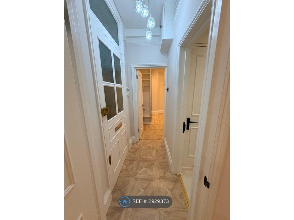Property photo 2 of 9 Entrance Hall