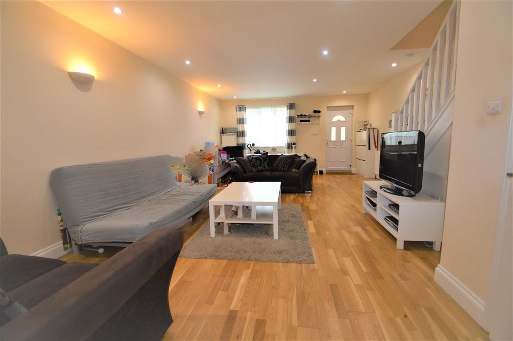 Property photo 2 of 15 Kingsley Rd Ig6