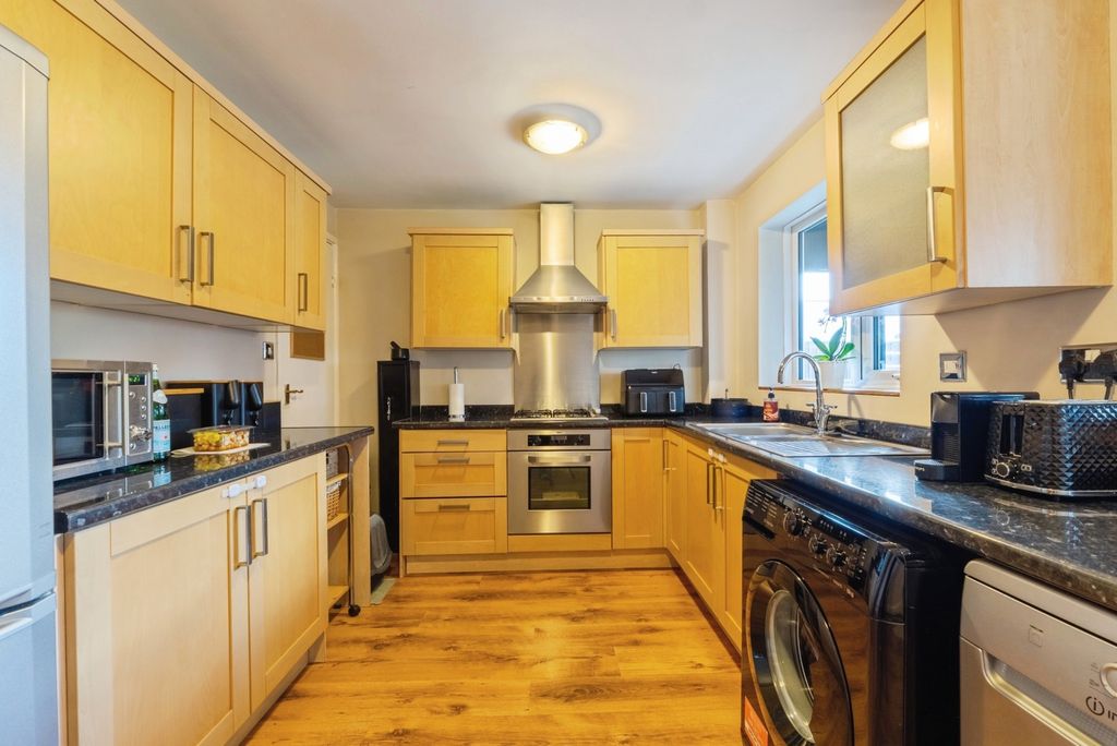 Property photo 3 of 12 Kitchen