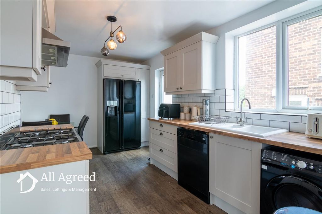 Property photo 3 of 17 Kitchen
