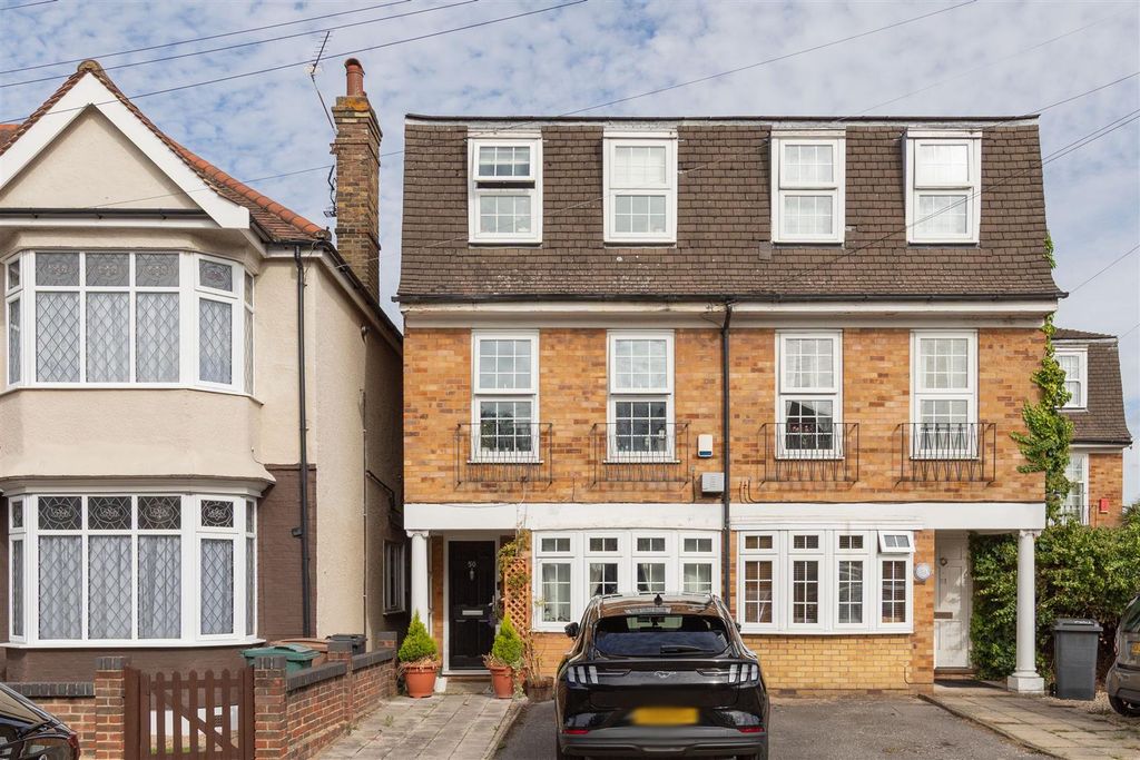 Property photo 1 of 20 Oak Hill Gardens Ig8
