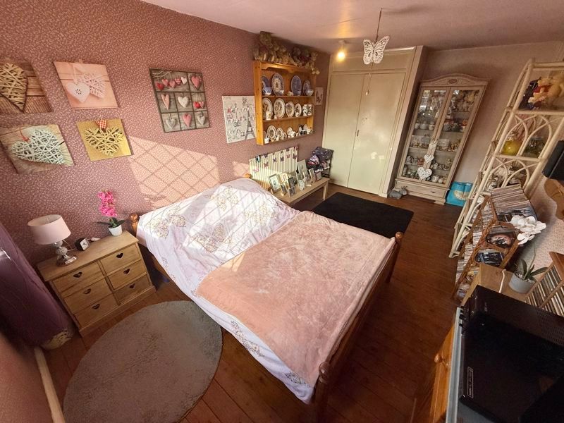 Property photo 3 of 10 Master