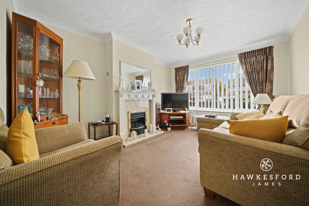 Property photo 2 of 16 Adelaide Drive, Sittingbourne - Lounge