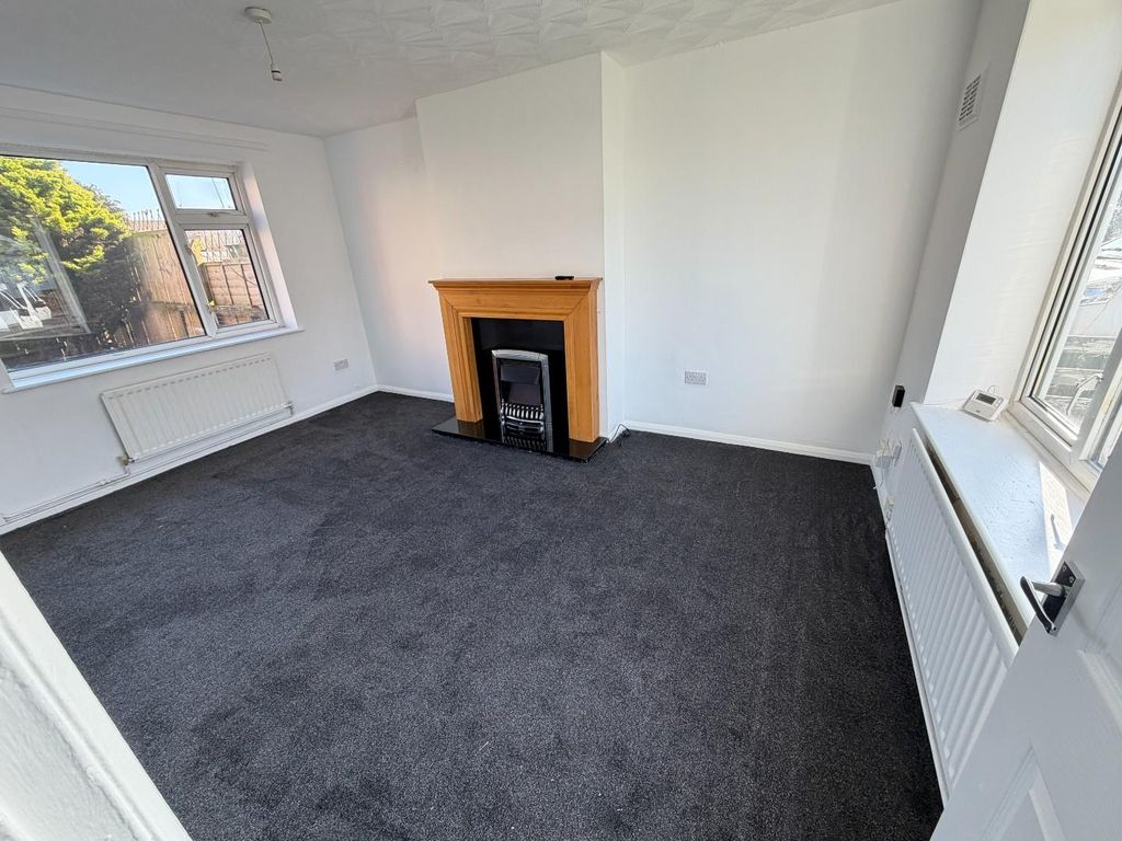 Property photo 2 of 18 Lounge