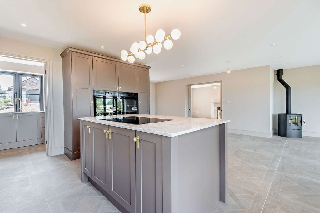 Property photo 3 of 20 Kitchen/Dining Room