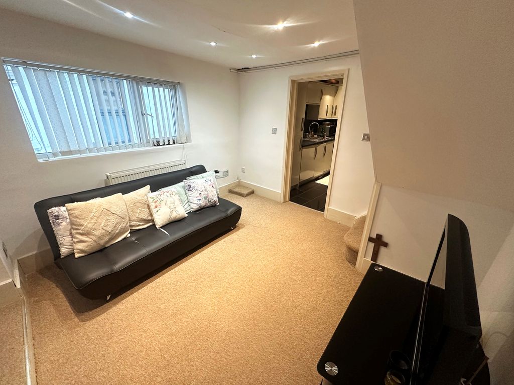 Property photo 3 of 15 Flat 2
