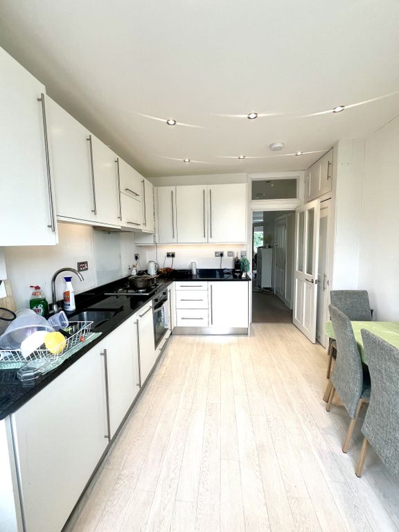 Property photo 1 of 12 A Beautiful Two Bedroom First Floor Apartment To Rent In N21.