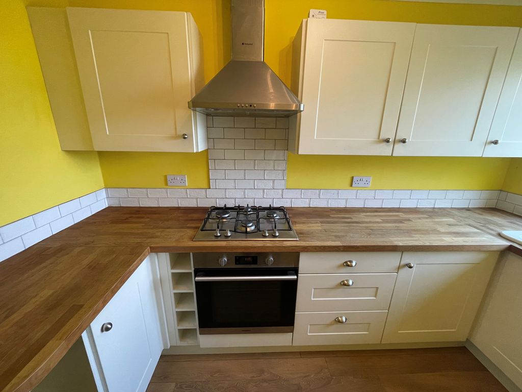 Property photo 3 of 9 Kitchen (2)