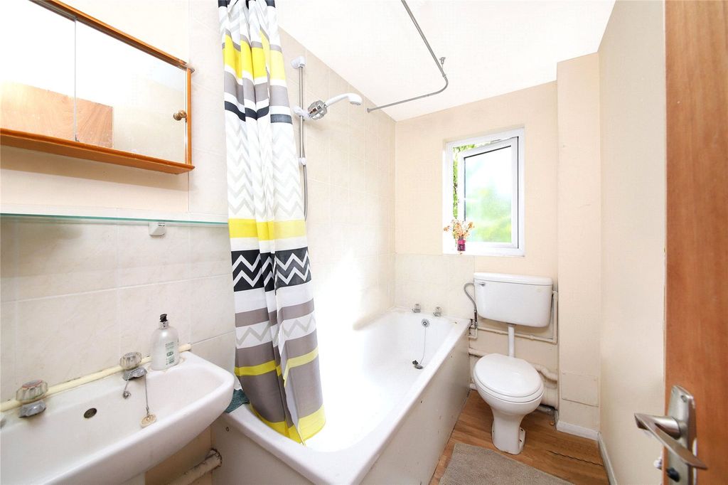 Property photo 3 of 10 Bathroom