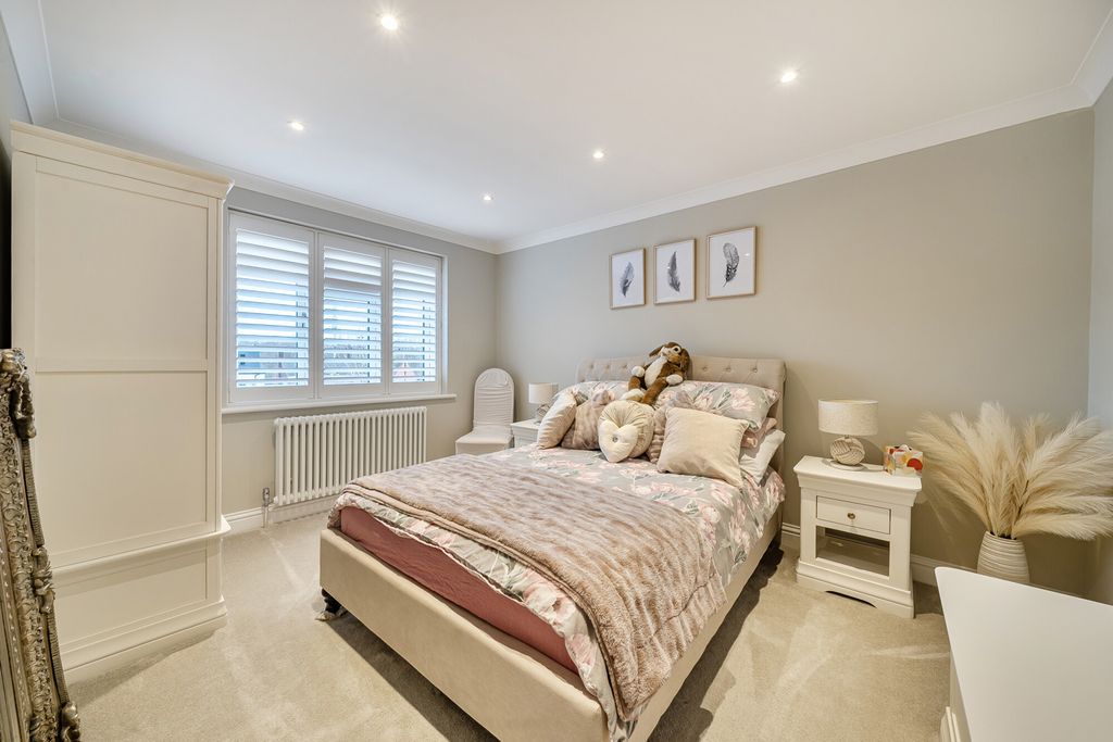 Property photo 3 of 33 Bedroom