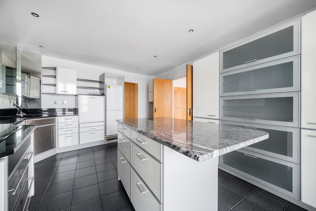 Property photo 3 of 13 4383984